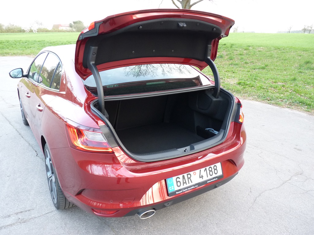 Renault Megane GrandCoupe nabízí objemný zavazadlový prostor, jeho využití ovšem limituje nízký vstupní otvor. Ctitelům elegantních tříprostorových karoserií to ale nevadí.