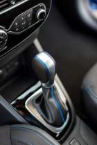 Clio GT se chlubí barevnéými švy na manžetě řadicí páky, resp. voliče dvouspojkové převodovky EDC (na snímku)